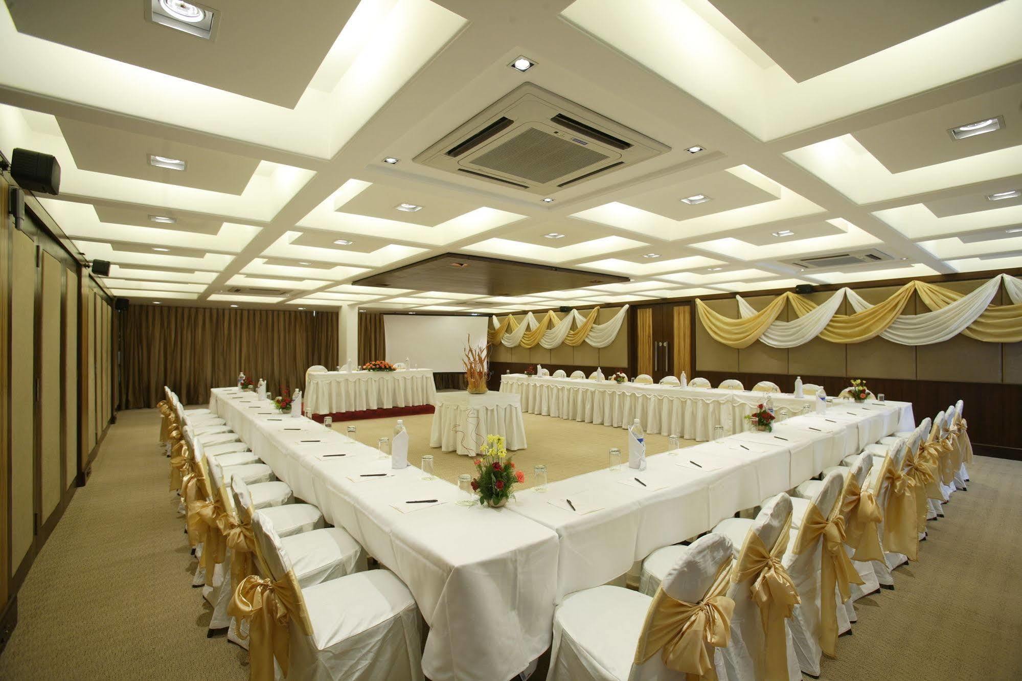 Hotel Express Towers Vadodara Afaceri foto