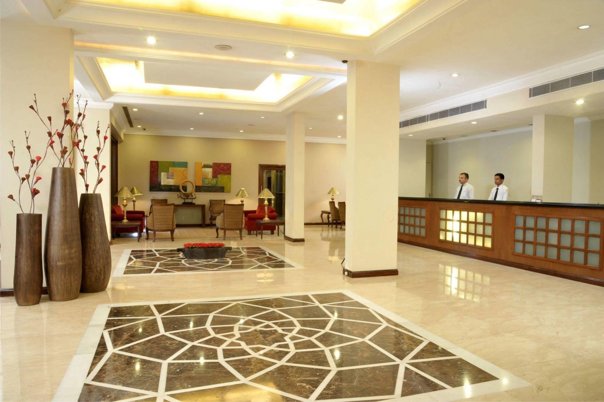 Hotel Express Towers Vadodara Exterior foto